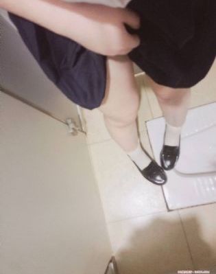 两女一指