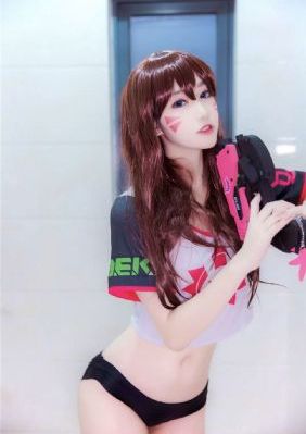 兄妹看电视时当着父母